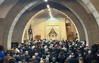 Kayserili vatandaşlar Berat Kandilinde ellerini semaya...