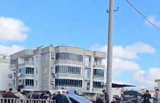 Kaza yapan araç köprünün korkuluklarında asılı...