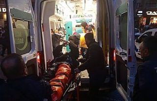 Kazada fırlayan motokurye otomobilin üzerine düştü