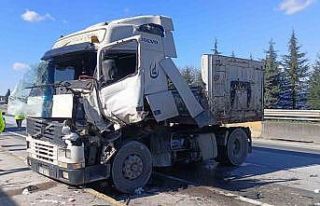 Kazadan kaçarken tırlar çarpıştı, biri makasladı:...