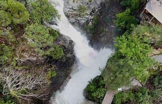 Kazdağları’nın Sütüven Şelalesi yağışlarla...