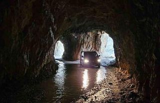 Kemaliye’de Taş Yolu’nda kar suları tünelleri...