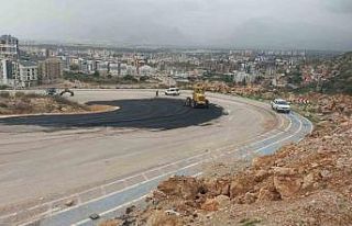 Kepez Belediyesi, yağmurun aşındırdığı yolları...