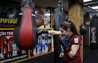 Kilo vermek için eldiven taktı, Avrupa şampiyonu...