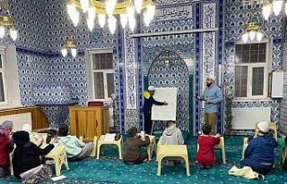 Kırka’da Ramazan neşesi: Camiler çocuklarla çiçek...