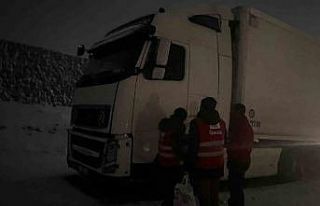 Kızılay’dan mahsur kalan sürücülere kumanya...