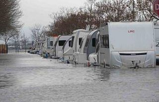Kocaeli’de karavanlar su içinde kaldı, otopark...