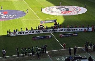 Kocaelispor - Gaziantep FK maçında anlamlı pankartlar