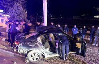 Kontrolden çıkan araç, trambüs direğine çarptı:...