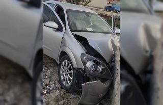 Kontrolden çıkan otomobil avlu duvarına çarptı:...