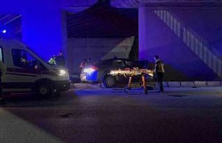 Kontrolden çıkan otomobil köprünün kolonuna saplandı:...