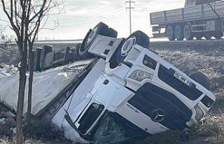 Kontrolden çıkan tır şarampole devrildi: 2 yaralı