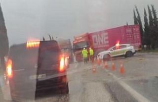 Kontrolden çıkan tır yolu kapattı