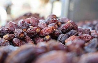 Konya’da hurmalar hem tezgahlarda hem de iftar sofralarında...