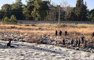 Köprüden düşerek akıntıya kapılan çocuk hayatını...