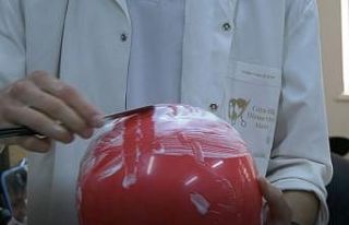 Köpüklü balonu patlatmadan, jiletle tıraş ederek...