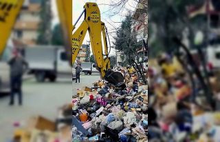 Kötü koku ihbarıyla gidilen evden 30 ton çöp...