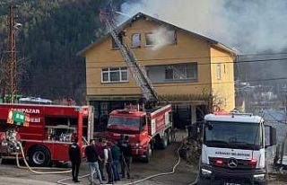Köy evinin çatı katında çıkan yangın söndürüldü