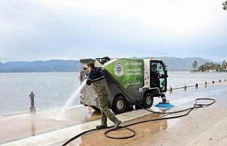 Köyceğiz gölünde sular çekildi, temizlik başladı