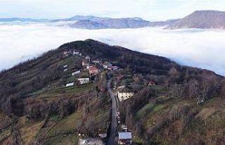 Köyü ve dağ eteklerini kaplayan sis denizi mest...