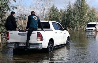 Kozan’da sel sularında mahsur kalan araçları...
