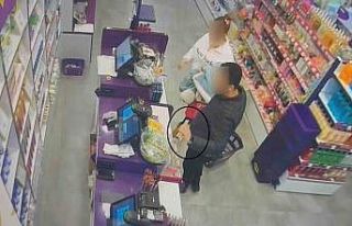 Kozmetik market zincirine dadanan anne, baba ve kız...