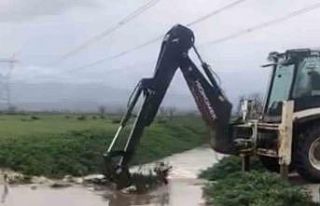 Küçük Menderes Nehri taştı, Bayındır’da ova...