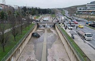 Küçükçekmece’de kazaya karışan araç, dereye...