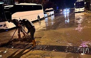 Kuşadası Belediyesi ekipleri yağmurun ilk anından...