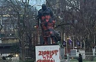 Londra’daki Winston Churchill heykeline kırmızı...