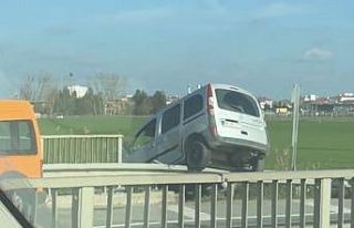 Lüleburgaz’da hafif ticari araç bariyerlerin üzerine...