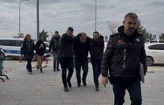 Maddi hasarlı kaza sonrası 2 kişiyi öldürüp,...