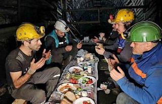 Madencilerin yerin 120 metre altında ilk sahur heyecanı