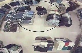 Mağazada alışveriş yaparcasına rahat davranan...