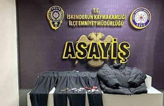 Mağazada ürünlerin alarmlarını tornavida ile...