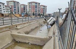 Malatya’da kontrolden çıkan pikap kanala uçtu