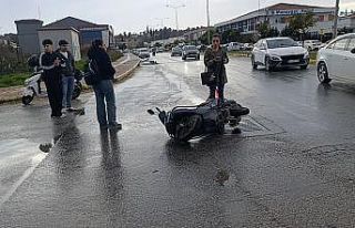Manavgat’ta otomobille çarpışan motosikletli...