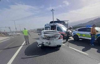 Manisa’da iki otomobil çarpıştı: 2’si çocuk...