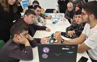 Manisa’da otizmli öğrenciler kendi robotlarını...