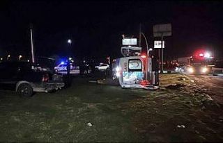 Manisa’da otomobil ile ambulans çarpıştı: 5...