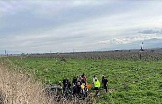 Manisa’da otomobil tarlaya uçtu: 2 yaralı