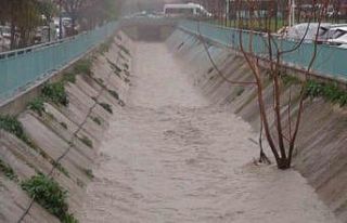 Manisa’da sağanak yağış etkili oluyor