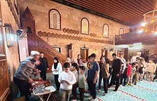 Manisa’da teravih sonrası çocuklara sürpriz