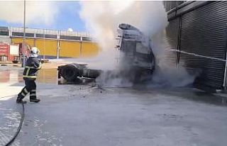 Mardin’de park halindeki tırın çekicisi yandı