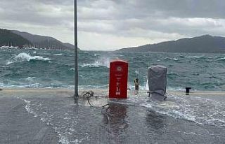 Marmaris’te şiddetli rüzgar denizi taşırdı
