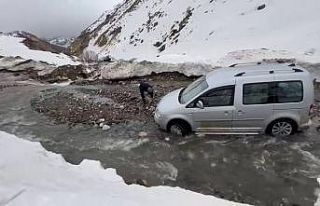 Menfez olmayan yolda sel: Araçlar mahsur kaldı