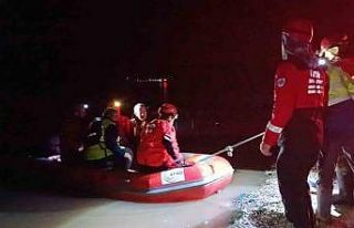 Meriç Nehri kıyısında mahsur kalan 2 işçi kurtarıldı