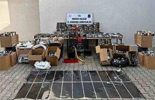 Mersin’de evinde kaçak sigara üretimi yapan şüpheli...