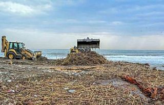 Mersin’de selin izleri sahillerden siliniyor