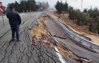Mersin’de şiddetli yağışta yolda 2 metrelik...